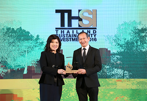 นายประกอบเกียรติ นินนาท กรรมการผู้จัดการ บริษัท บริการเชื้อเพลิงการบินกรุงเทพ จำกัด (มหาชน) รับมอบรางวัลหุ้นยั่งยืน Thailand Sustainability Investment (THSI) เมื่อวันที่ 16 กุมภาพันธ์ 2560